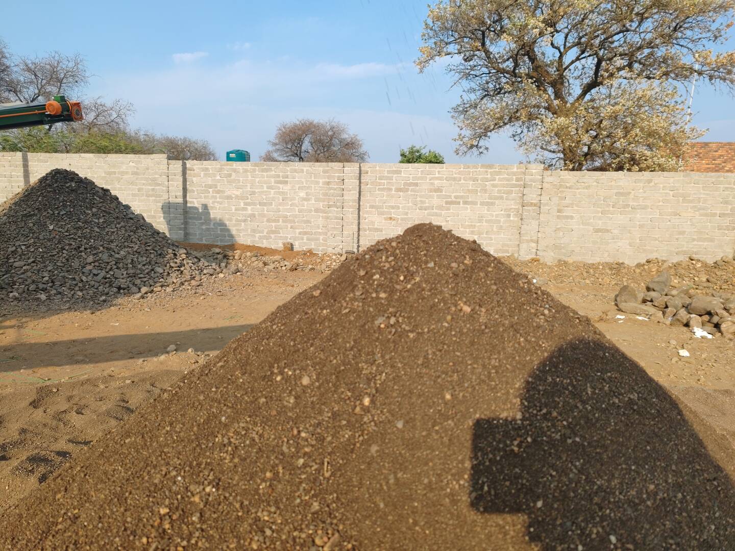 Mavuni clean building sand pile - quality construction sand Limpopo